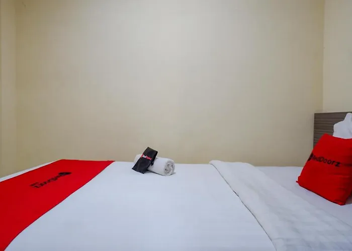 RedDoorz Plus near Paragon Mall Semarang